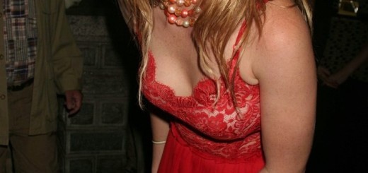 Lynn Collins Cleavage  nude photo