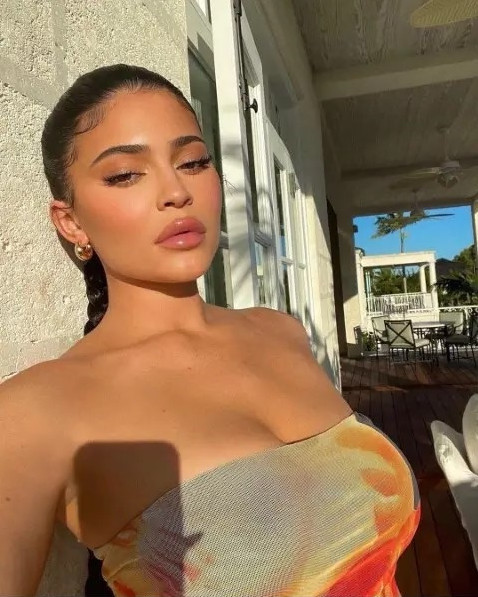 Make Me Cum On Kylie Jenner Big Tits  nude photo