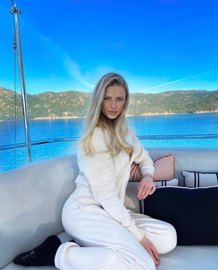Maren Tschinkel  nude photo