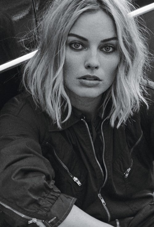Margot Robbie Black And White  nude photo