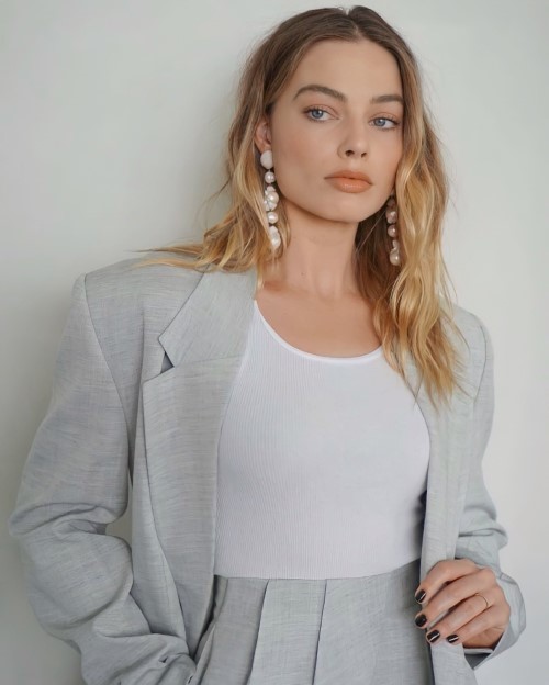 Margot Robbie Elegant  nude photo