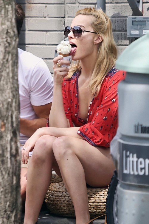 Margot Robbie Enjoying A Ice Cream (2015)  nude photo