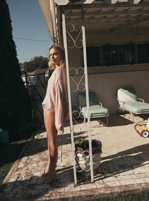 Margot Robbie From December 2017 Issue Of Vogue Australia  nude photo