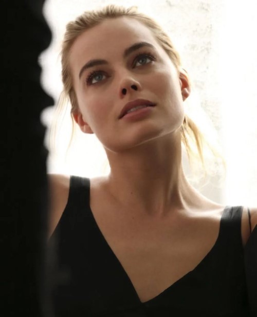 Margot Robbie Gazing At You Ever So Lovingly  nude photo