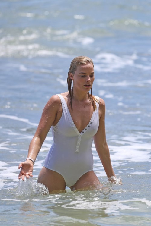 Margot Robbie Hawaii 2016 6  nude photo
