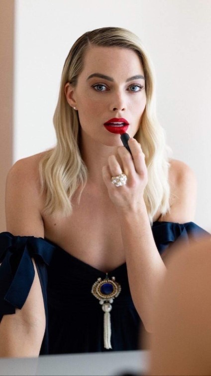 Margot Robbie Lipstick  nude photo