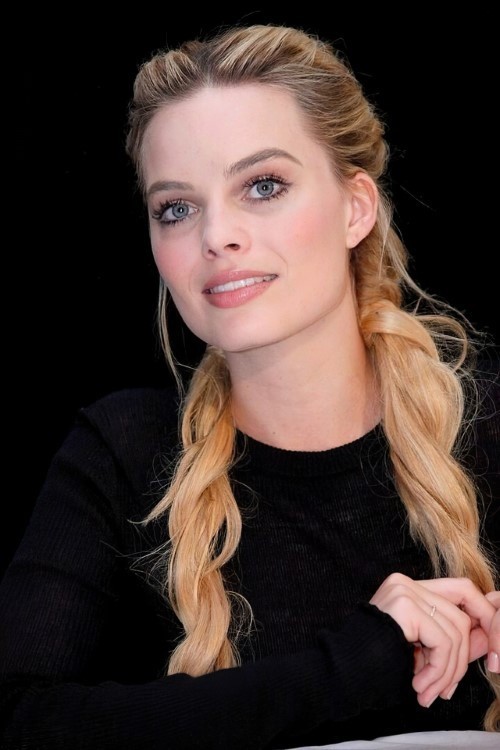 Margot Robbie Ma Queen Presence  nude photo