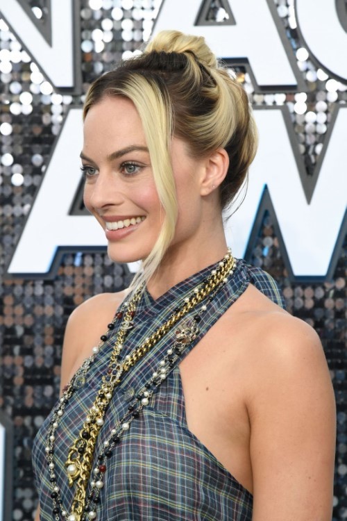 Margot Robbie SAG 2020 Closeup  nude photo