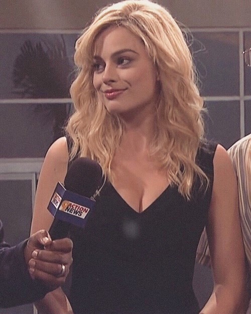 Margot Robbie SNL  nude photo