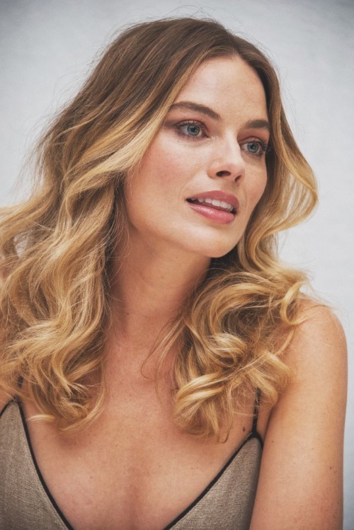 Margot Robbie She Comes From Heaven  nude photo