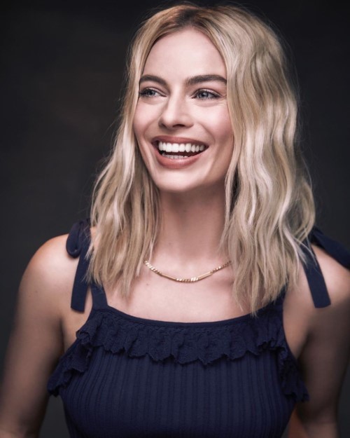 Margot Robbie Smile(1)  nude photo