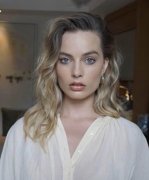 Margot Robbie Staring Contest  nude photo