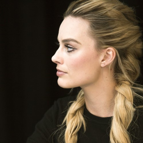 Margot Robbie Stunning Profile  nude photo