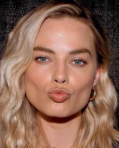 Margot Robbie Tongue And Kiss 1  nude photo