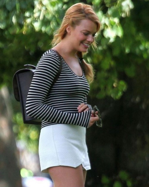 Margot Robbie Walking In The Park 2  nude photo