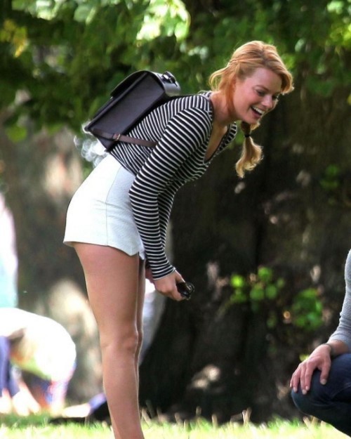 Margot Robbie Walking In The Park 4  nude photo