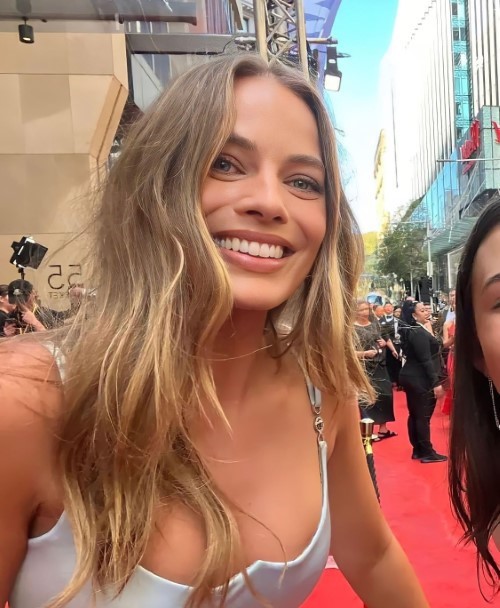 Margot Robbie With The People At The ‘ Babylon” Premiere 2  nude photo