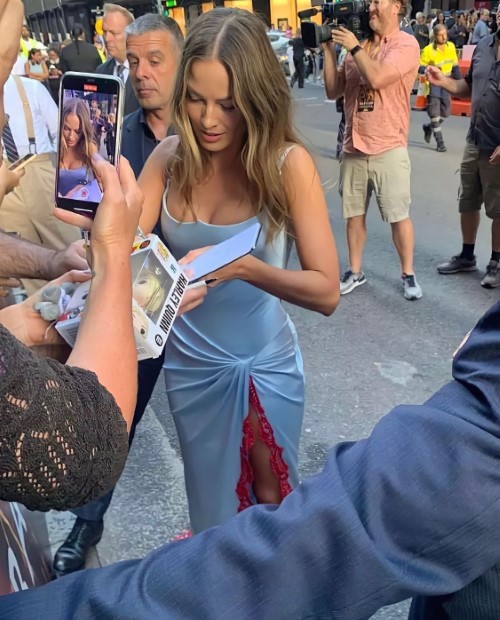 Margot Robbie With The People At The ‘ Babylon” Premiere 3  nude photo