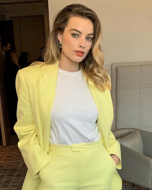 Margot Robbie Yellow  nude photo
