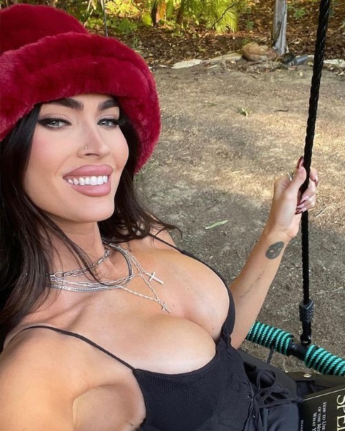 Megan Fox Big Tits Braless Busty Actress  nude photo