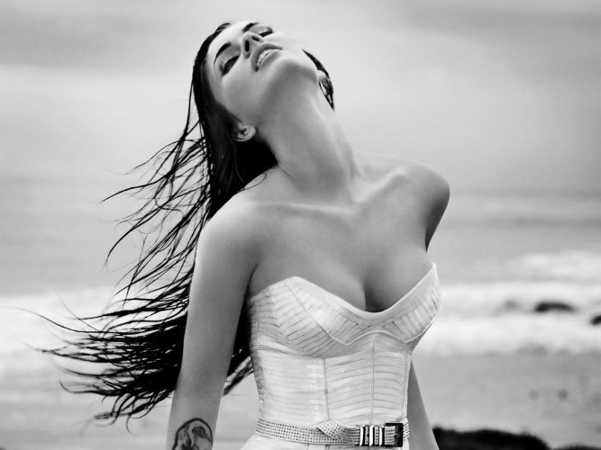 Megan Fox Hot Dress With Sea  nude photo