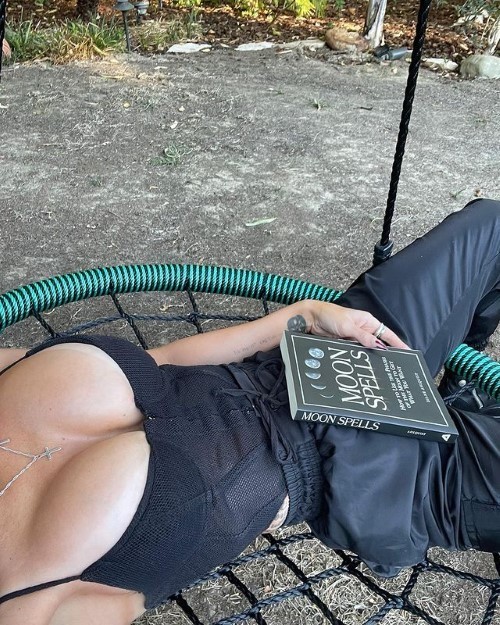 Megan Fox Sexy Outdoor Photo  nude photo