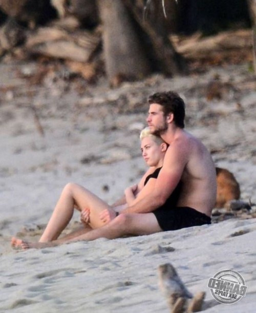 Miley Cyrus And Liam Hemsworth Beach  nude photo