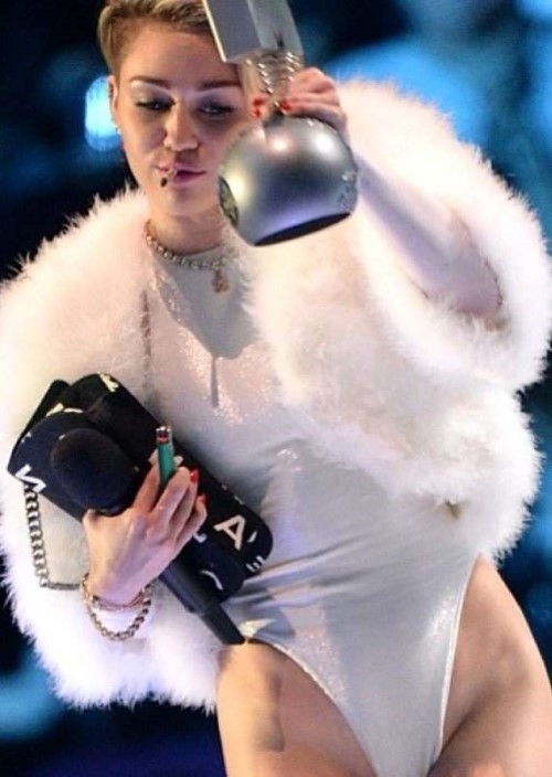 Miley Cyrus Ema Awards  nude photo