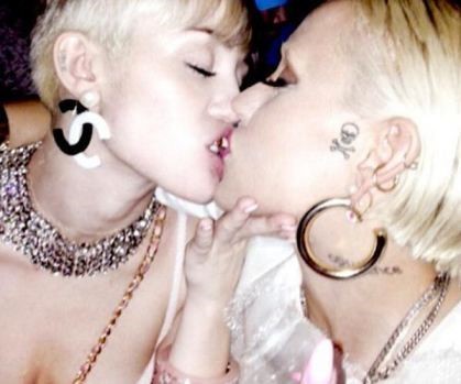 Miley Cyrus Lesbian Kissing  nude photo
