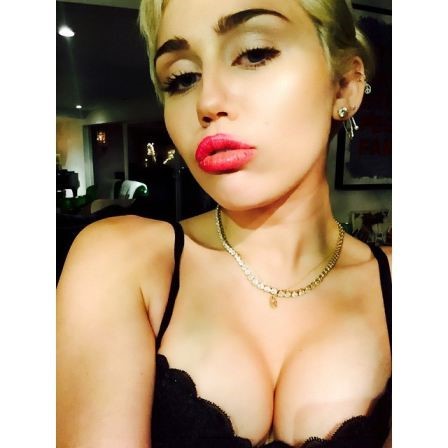 Miley Cyrus Nude Tits Sexy Cleavage  nude photo