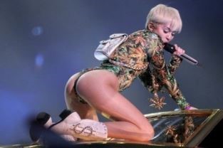 Miley Cyrus On Stage  nude photo