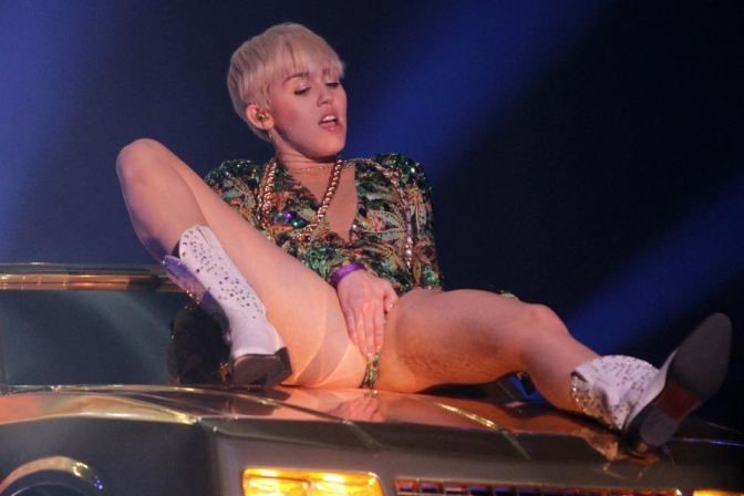 Miley Cyrus Pussy On Stage  nude photo