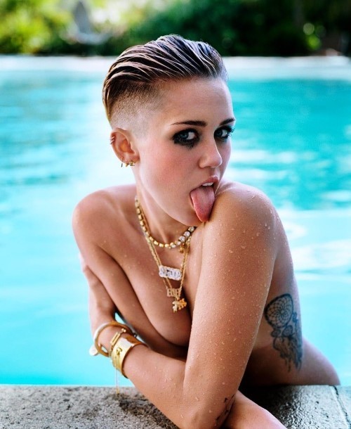 Miley Cyrus Sexy Naked Boobs  nude photo