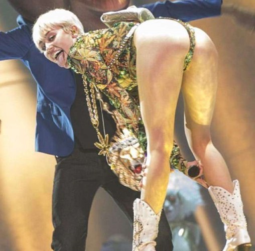 Miley Cyrus Tour  nude photo