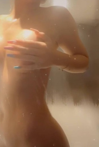 Molly Eskam Nude Shower Onlyfans  nude photo