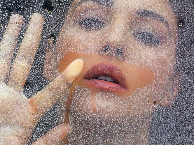 Monica Bellucci Cleaning Moistured Glass  nude photo