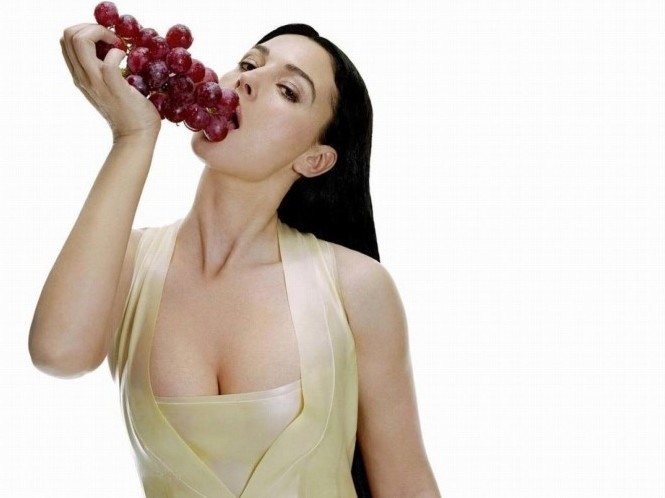 Monica Bellucci Eating Black Grapes  nude photo