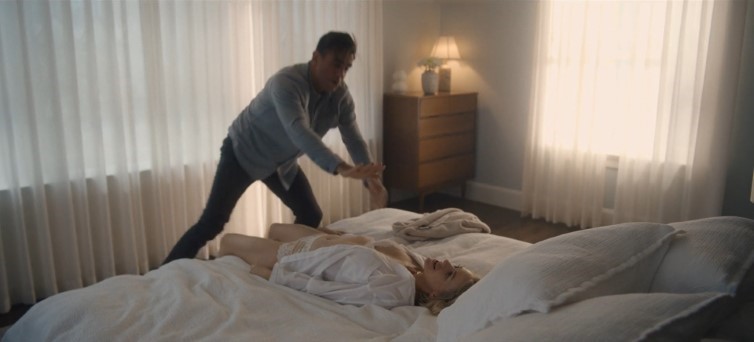 Naomi Watts, Isabel Gravitt – The Watcher (2022)  nude photo