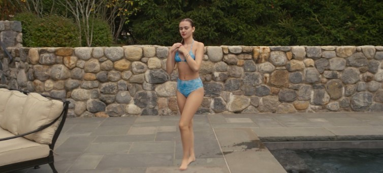 Naomi Watts, Isabel Gravitt – The Watcher (2022)  nude photo