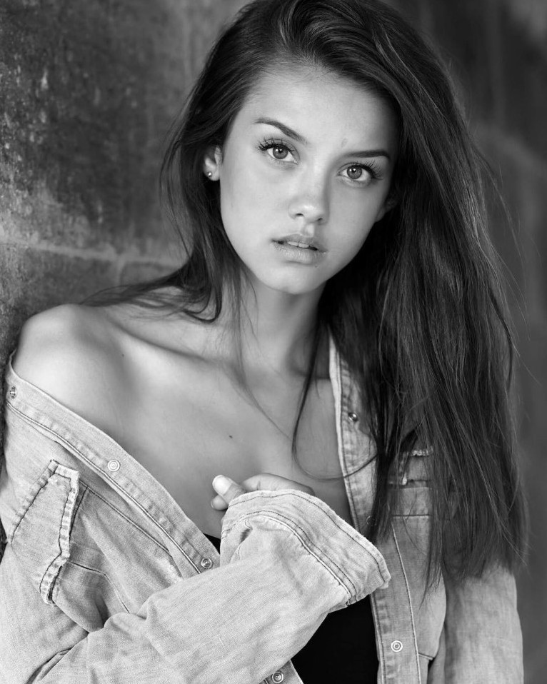 Nicola Cavanis  nude photo