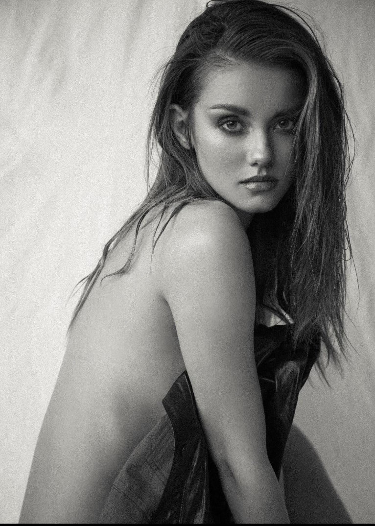 Nicola Cavanis  nude photo