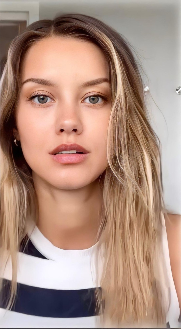 Nicola Cavanis  nude photo