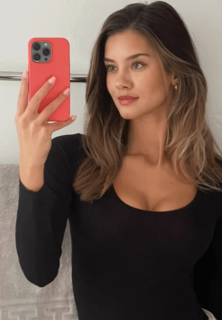 Nicola Cavanis  nude photo