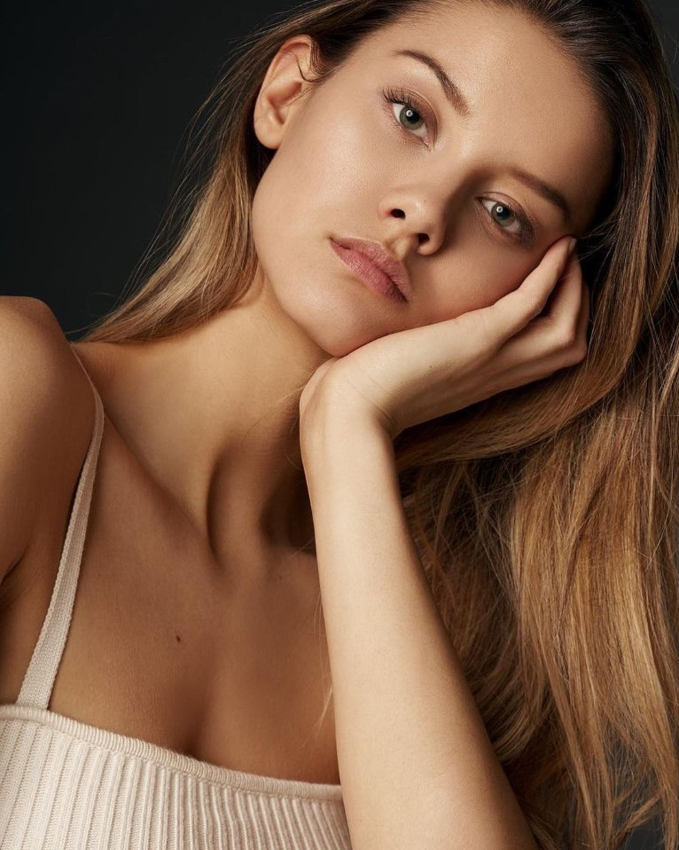 Nicola Cavanis  nude photo