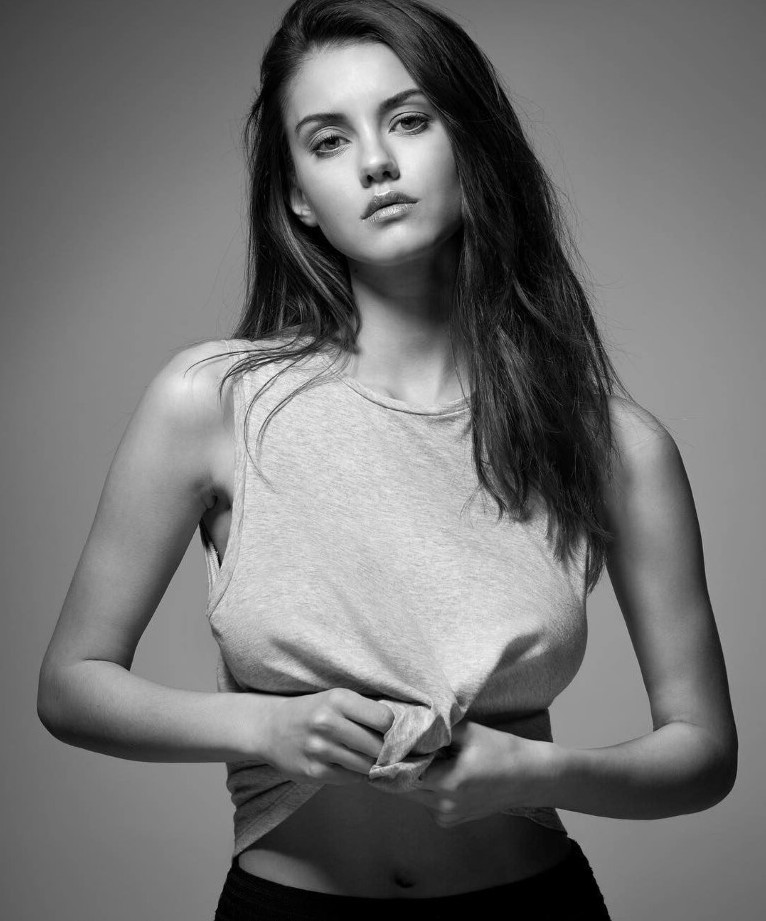 Nicola Cavanis  nude photo