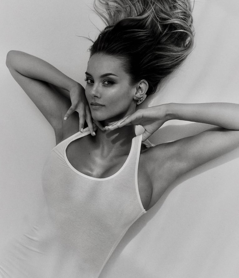 Nicola Cavanis  nude photo