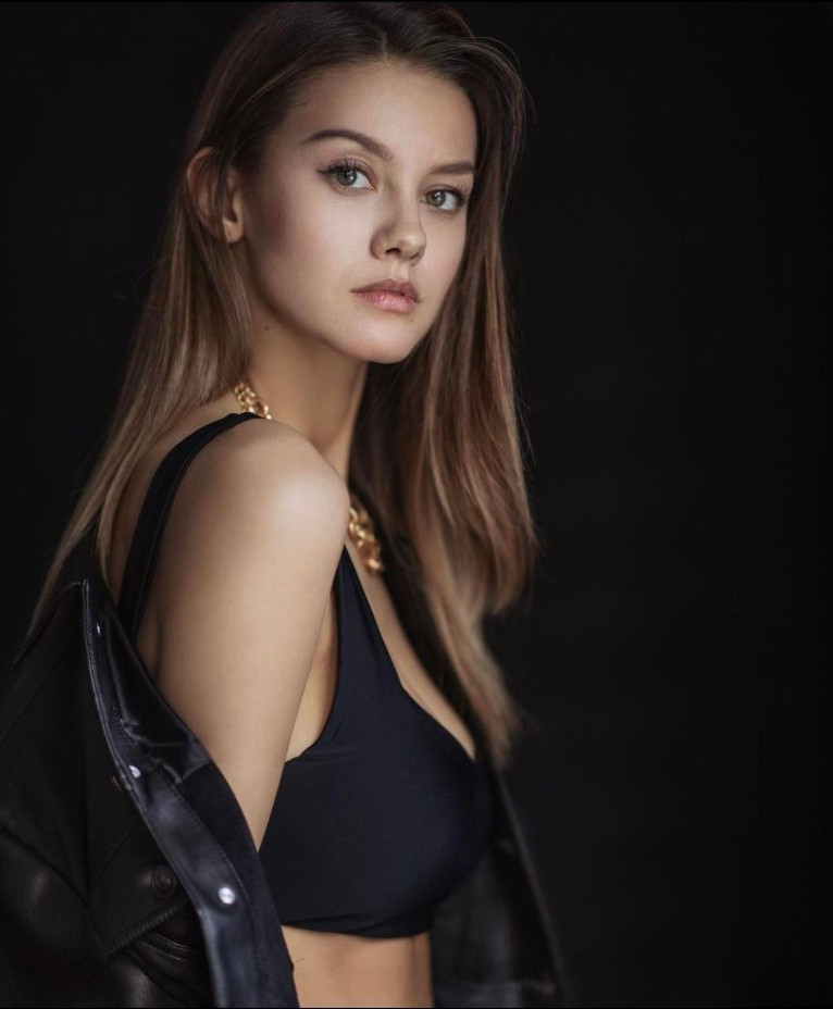 Nicola Cavanis  nude photo