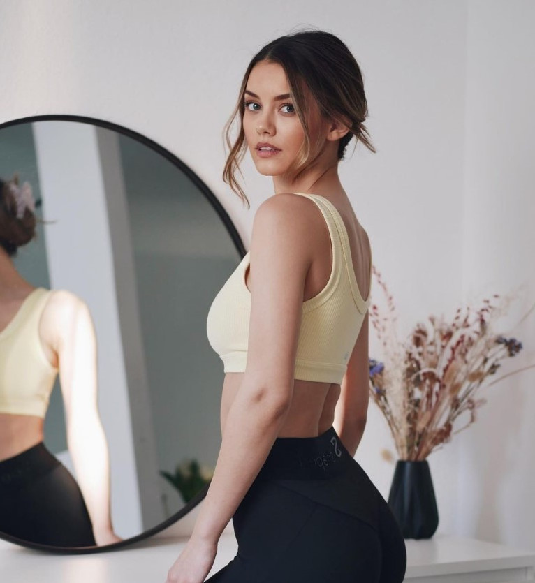 Nicola Cavanis  nude photo