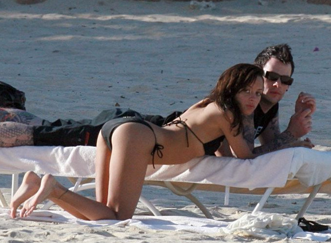 Nicole Richie Ass Bent Over On Beach  nude photo