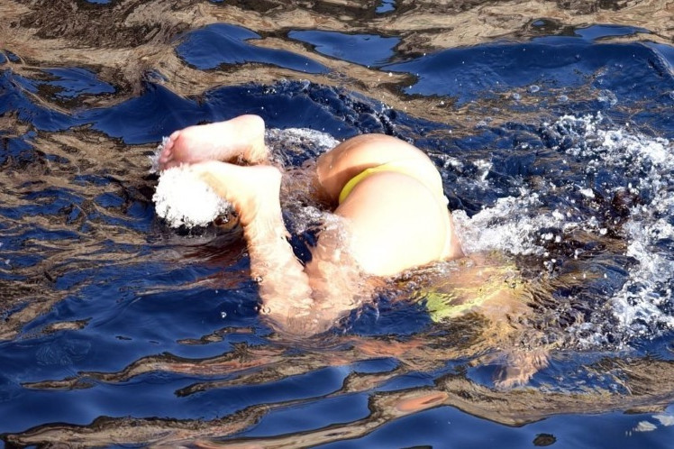 Nicole Scherzinger Booty In Bikini Diving In Water  nude photo